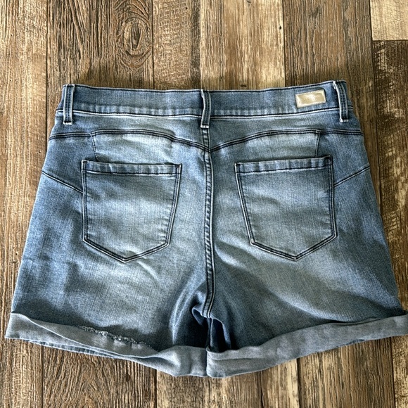 Juicy Couture Beautiful Shorts, Size 12 - Picture 3 of 12